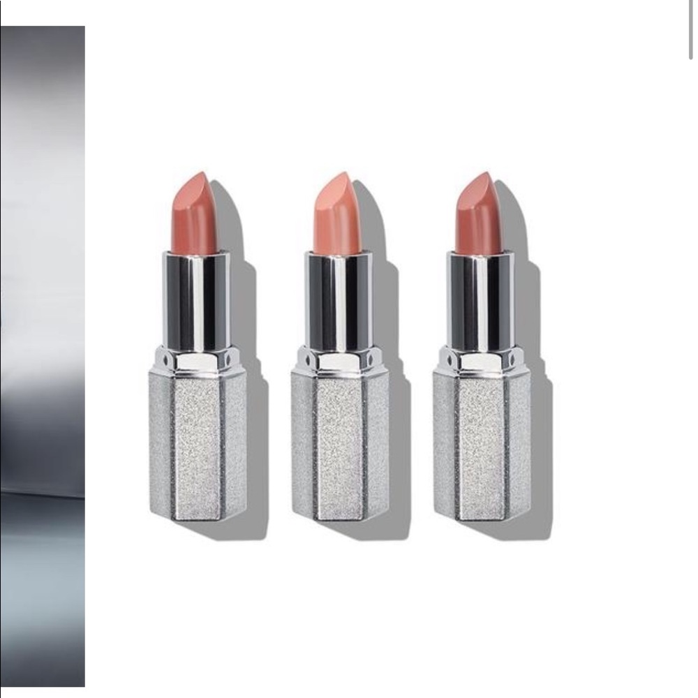 Nude moment trio